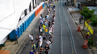 Pelé funeral: Fans line up to mourn Brazilian football great