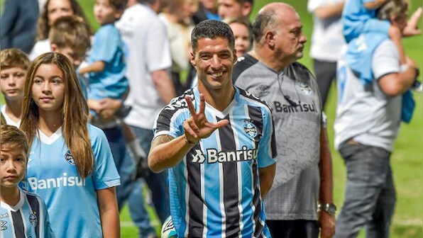 Luis Suarez welcomed by 30,000 fans at Brazil's Gremio arena