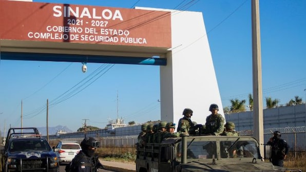 Mexico: Defence Secretary gives blow-by-blow account of violence after 'El Chapo' son nabbed