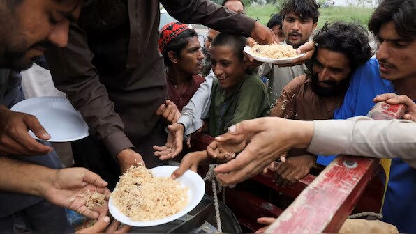 Economic collapse looms for Pakistan as IMF delegation visits