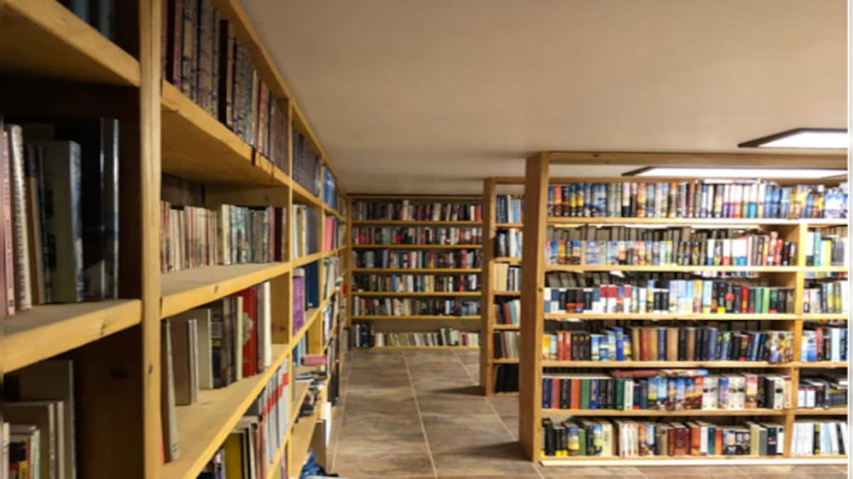 American couple’s personal library decorated with 32,000 books amazes bookworms; see post