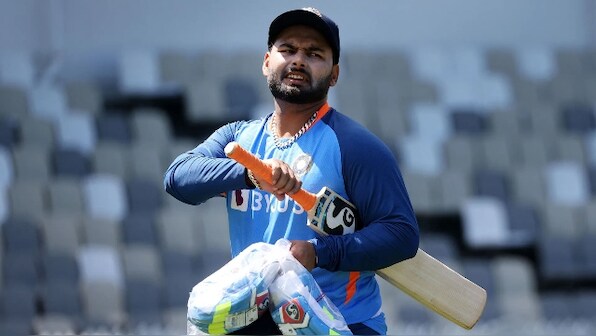 Rishabh Pant reaches Mumbai hospital for treatment