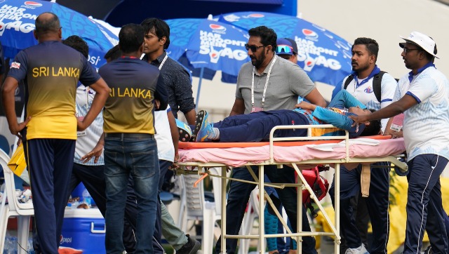 India vs Sri Lankan: Jeffrey Vandersay, Ashen Bandara collide trying to save boundary, stretched off the field India vs Sri Lankan: Jeffrey Vandersay, Ashen Bandara collide trying to save boundary, stretched off the field