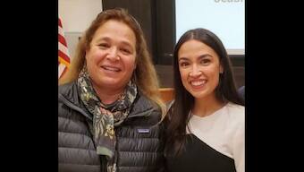 US politician's emotional reunion with her second-grade teacher after 20 years wins internet