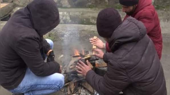 Kashmir continues to reel under freezing night temperatures