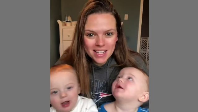 US: Mom decides to 'tattoo' her toddler twins so she can 'distinguish' them. US: Mom decides to 'tattoo' her toddler twins so she can 'distinguish' them.