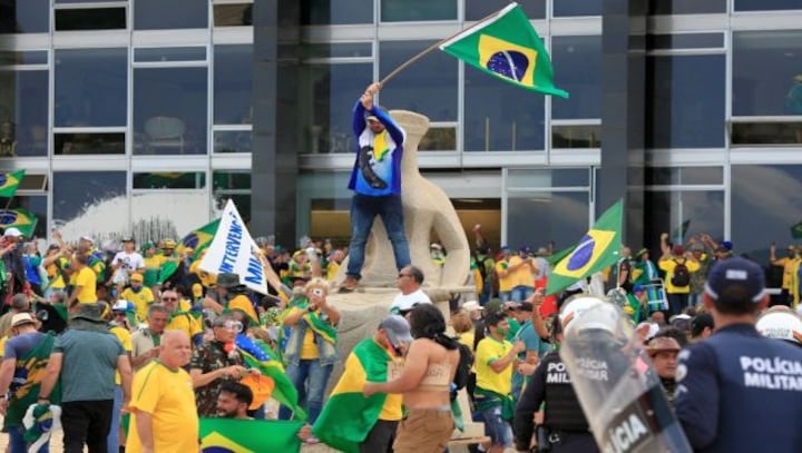 A Bloody Sunday: Bolsonaro supporters go on a rampage, storm presidential palace, supreme court