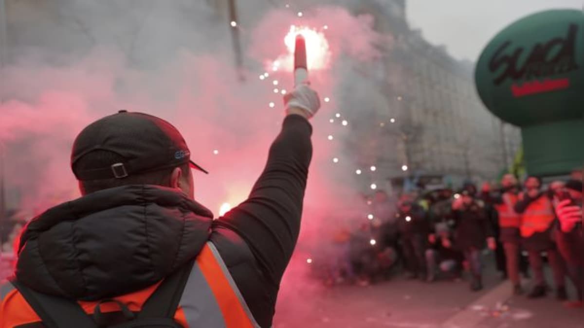 Majority of French people support rolling strikes against pension reform: poll