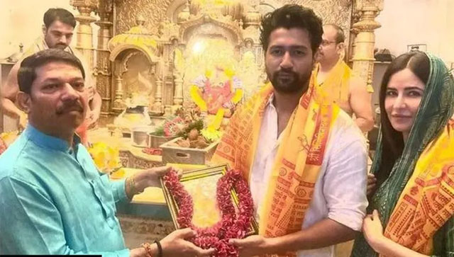 Vicky Kaushal and Katrina Kaif seek blessings at Mumbai's Siddhivinayak temple; pictures go viral Vicky Kaushal and Katrina Kaif seek blessings at Mumbai's Siddhivinayak temple; pictures go viral