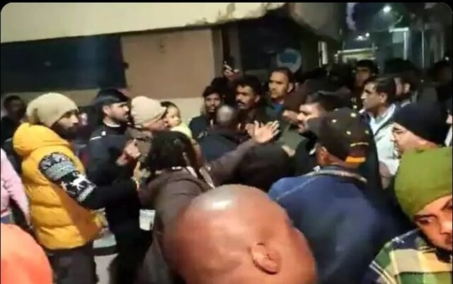 Mob attacks Delhi Police after three Nigerians detained for illegal stay Mob attacks Delhi Police after three Nigerians detained for illegal stay