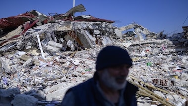 Turkey earthquake: Cat refuses to leave man who rescued it from rubble; watch