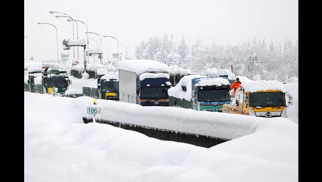 Heavy snow in Japan disrupts flights and trains, closes roads Heavy snow in Japan disrupts flights and trains, closes roads