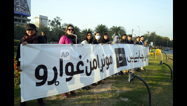 Bomb kills soldier, wounds 11 people in southwest Pakistan Bomb kills soldier, wounds 11 people in southwest Pakistan