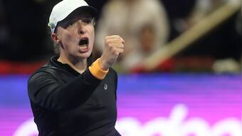 Iga Swiatek sweeps past Jessica Pegula to win back-to-back Qatar Open titles