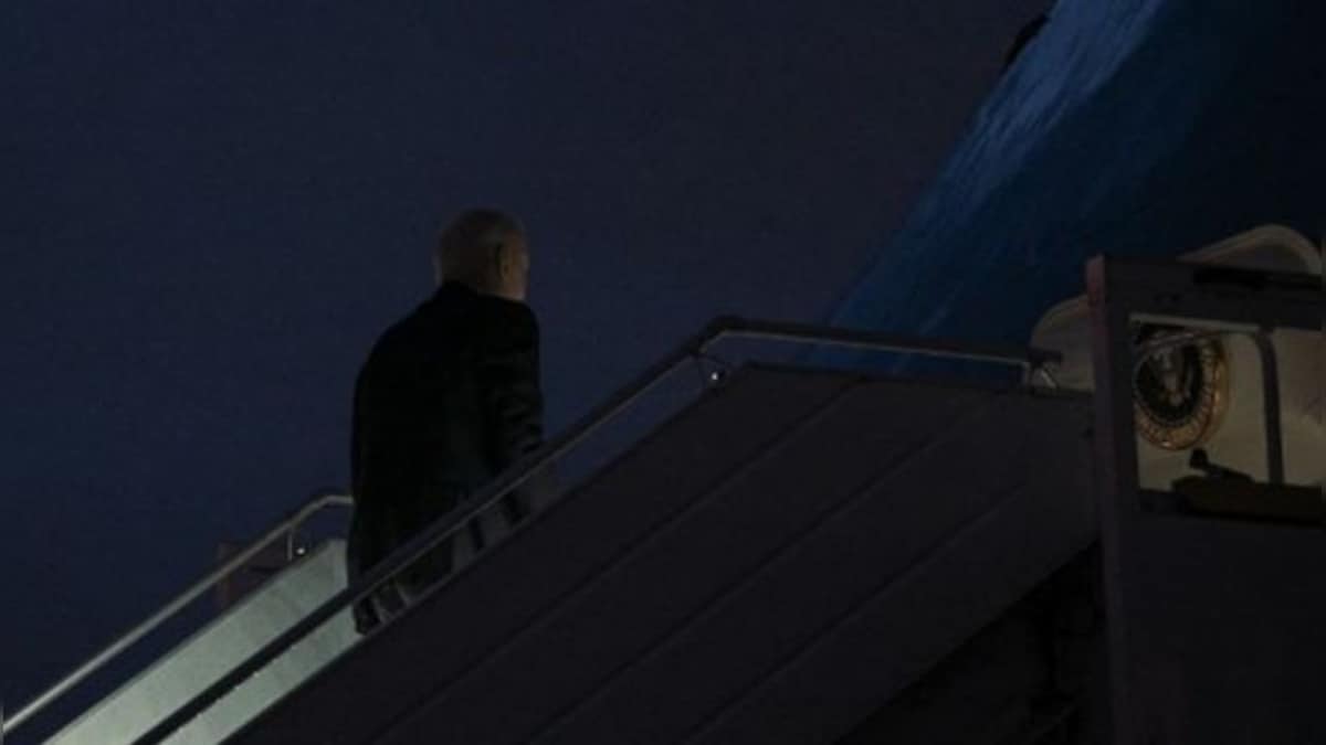 Biden stumbles while boarding Air Force One