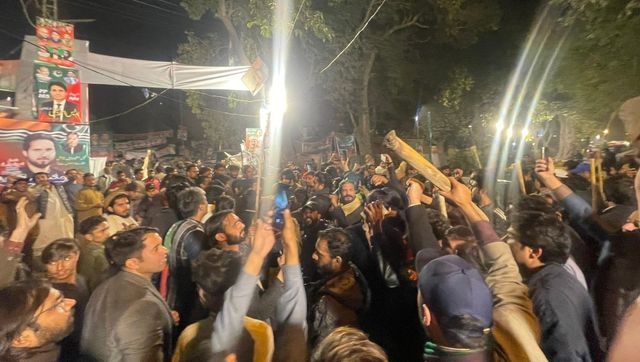 Won’t let Pakistan police arrest Imran Khan: Hundreds of PTI supporters camp outside ex-PM house | WATCH Won’t let Pakistan police arrest Imran Khan: Hundreds of PTI supporters camp outside ex-PM house | WATCH
