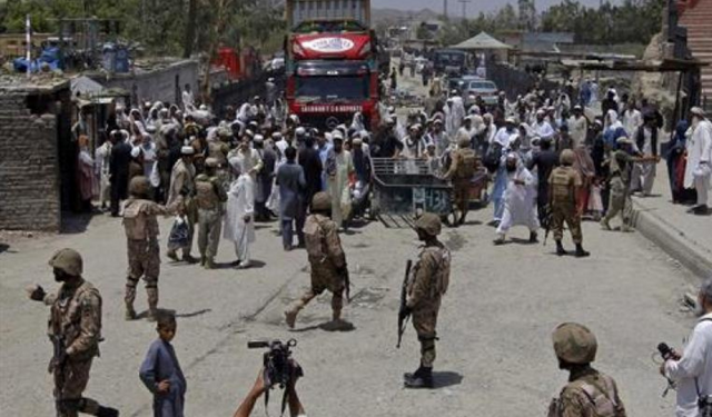 WATCH: Pakistan Army, Afghan Taliban exchange gunfire at Torkham border crossing WATCH: Pakistan Army, Afghan Taliban exchange gunfire at Torkham border crossing