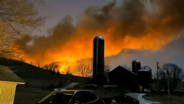 Ohio: 50-car train derailment causes massive fire,residents evacuated Ohio: 50-car train derailment causes massive fire,residents evacuated