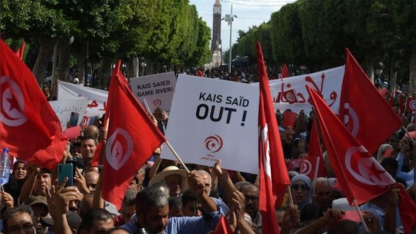 Police arrests two judges as detentions of prominent people continue in Tunisia