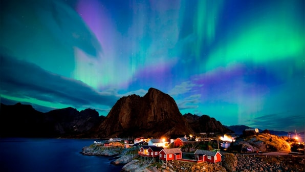 Plane in UK skies takes full circle as pilot obliges passengers to see northern lights