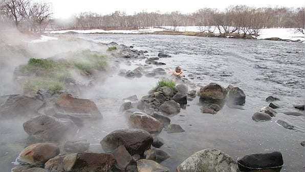 Celebs are endorsing ice baths, but what does science say about the benefits?