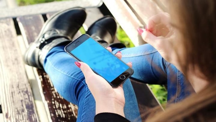 What's textationship, the new dating trend among Gen Z?
