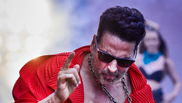 Here's how Akshay Kumar's look as a rockstar from Selfiee's song 'Kudiye ni Teri vibe' is breaking the internet Here's how Akshay Kumar's look as a rockstar from Selfiee's song 'Kudiye ni Teri vibe' is breaking the internet