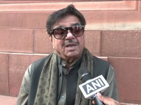 Budget 2023-24: Hum do, Hamare do.. Shatrughan Sinha's jibe at reduction in highest slab for Income Tax payers Budget 2023-24: Hum do, Hamare do.. Shatrughan Sinha's jibe at reduction in highest slab for Income Tax payers