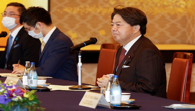 Japan's foreign minister calls for early release of detained national during talks in China Japan's foreign minister calls for early release of detained national during talks in China