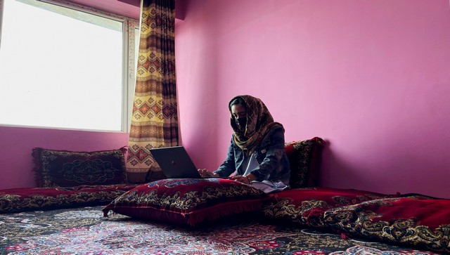 Afghan girls struggle with poor internet as they turn to online classes Afghan girls struggle with poor internet as they turn to online classes
