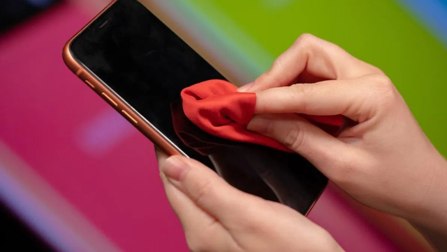 A colony on your phone: With E.coli and S.aureus, your smartphone is as dirty as your toilet seat A colony on your phone: With E.coli and S.aureus, your smartphone is as dirty as your toilet seat