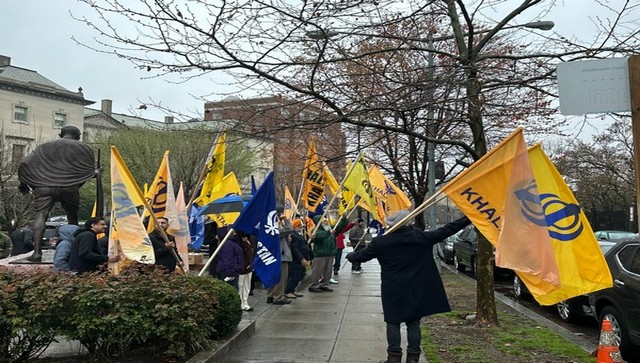 WATCH: Khalistan supporters attack, abuse Washington-based Indian journalist outside consulate WATCH: Khalistan supporters attack, abuse Washington-based Indian journalist outside consulate