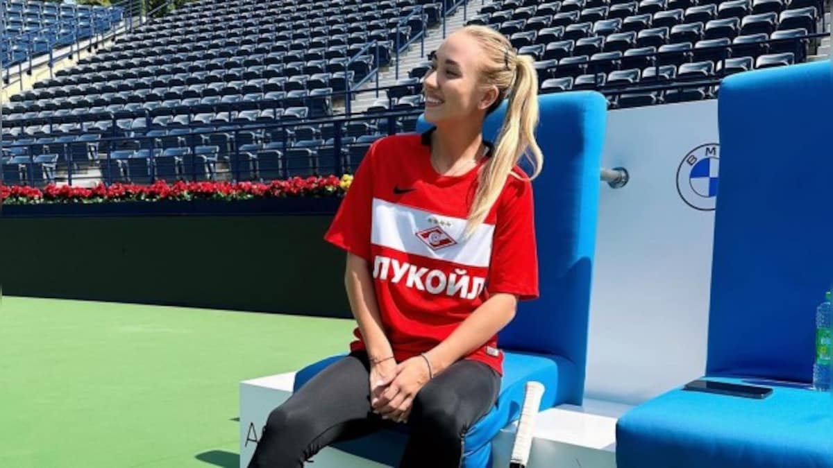 Iga Swiatek 'surprised' after Russia's Anastasia Potapova wears Spartak Moscow jersey to court