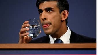 Britain tenders $95 mln contract to transport migrants