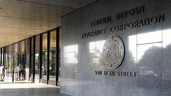US officials study ways to expand FDIC coverage to all deposits