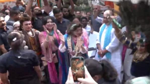Watch: US Secretary of Commerce participates in Holi celebrations at Rajnath Singh's residence