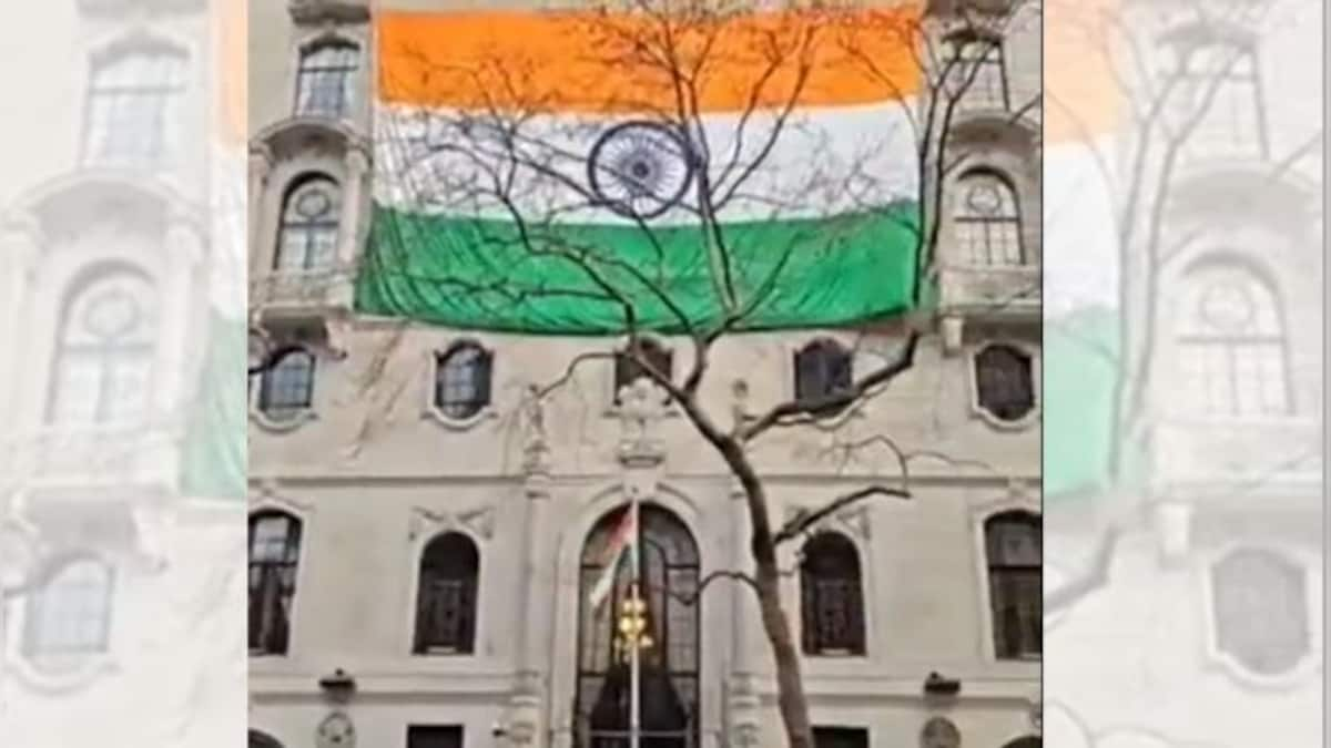 WATCH: Indian Embassy at London High commission puts up huge Tiranga after Khalistan supporters attack the Tricolour – Firstpost