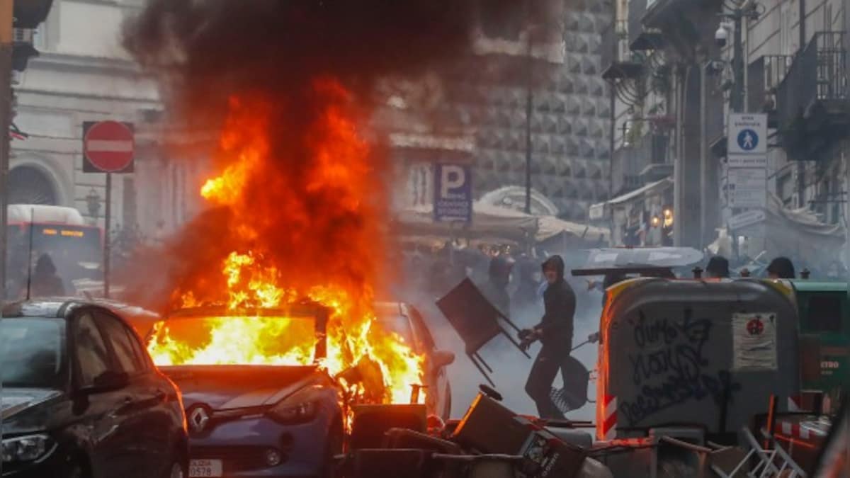 Champions League: Ticketless Eintracht Eintracht fans clash with police in Naples