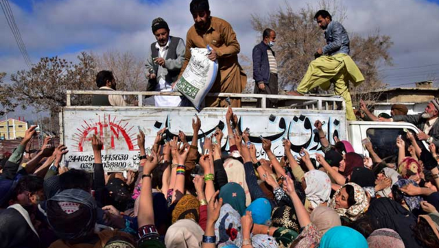 Pakistani professionals struggle to buy basic items amid economic crisis Pakistani professionals struggle to buy basic items amid economic crisis
