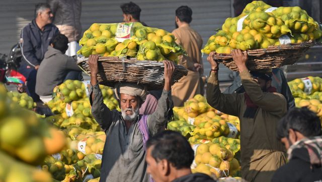 Ramzan in Pakistan: Buy lemons for PKR 800/kg, bananas for 250/dozen & garlic for 640/kg as inflation takes to the skies Ramzan in Pakistan: Buy lemons for PKR 800/kg, bananas for 250/dozen & garlic for 640/kg as inflation takes to the skies