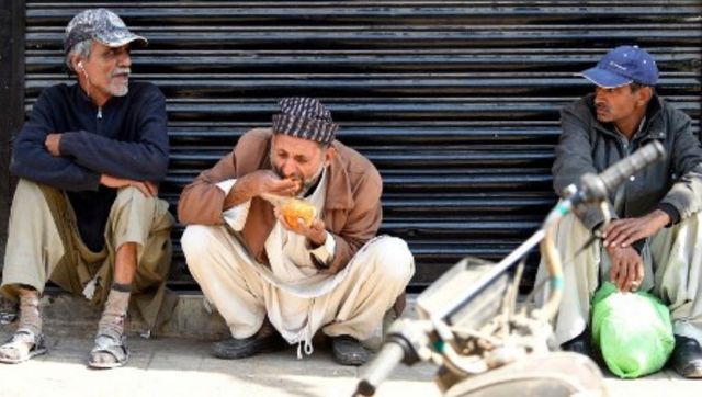 Soaring food prices in bankrupt Pakistan push inflation to record high Soaring food prices in bankrupt Pakistan push inflation to record high