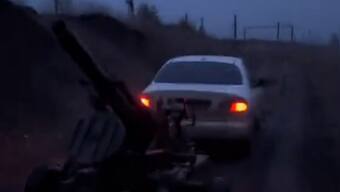 WATCH: Ukrainian soldiers using cars to toe mobile 2B9 Vasilek automatic 82mm gun-mortar