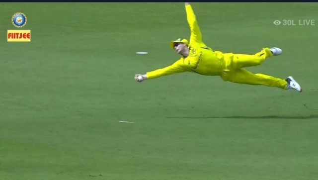Watch: Steve Smith takes a stunning catch to dismiss Hardik Pandya in 2nd IND vs AUS ODI Watch: Steve Smith takes a stunning catch to dismiss Hardik Pandya in 2nd IND vs AUS ODI