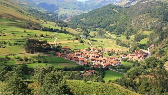 This Spanish town pays Brits £2600 to soak the sun This Spanish town pays Brits £2600 to soak the sun