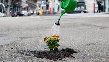 UK opens pocket-holes to fix potholes, opens £200m fund in budget