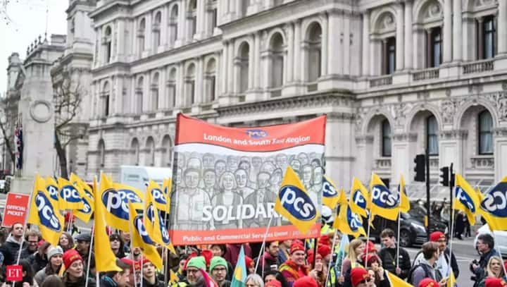 UK economic crisis to deepen as passport staff go on five-week strike amid approaching vacations