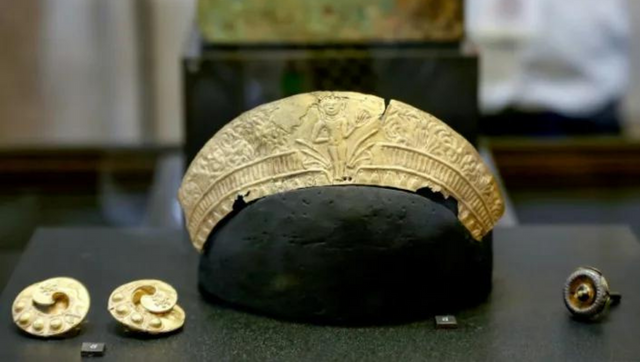 Britain returns 'priceless' stolen Angkor crown jewellery to Cambodia Britain returns 'priceless' stolen Angkor crown jewellery to Cambodia