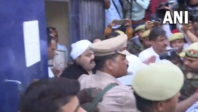 UP Police take Atiq Ahmed to Prayagraj from Gujarat's Sabarmati jail for court appearance UP Police take Atiq Ahmed to Prayagraj from Gujarat's Sabarmati jail for court appearance