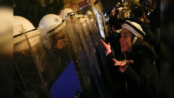 Women in Turkey brave ban on Istanbul march, get tear-gassed