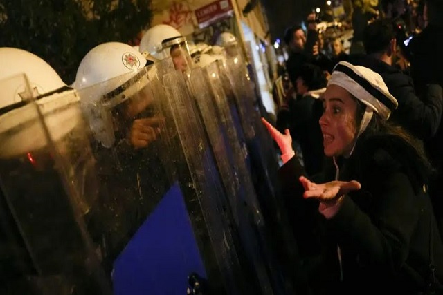 Women in Turkey brave ban on Istanbul march, get tear-gassed Women in Turkey brave ban on Istanbul march, get tear-gassed